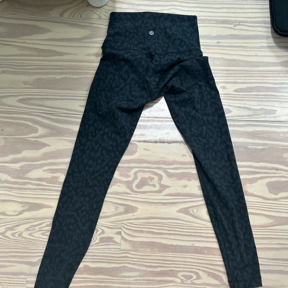 lululemon leopard print 28 inch, size 4 wonder under leggings